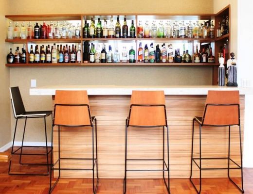 home bar na sala de estar decorado com banquetas